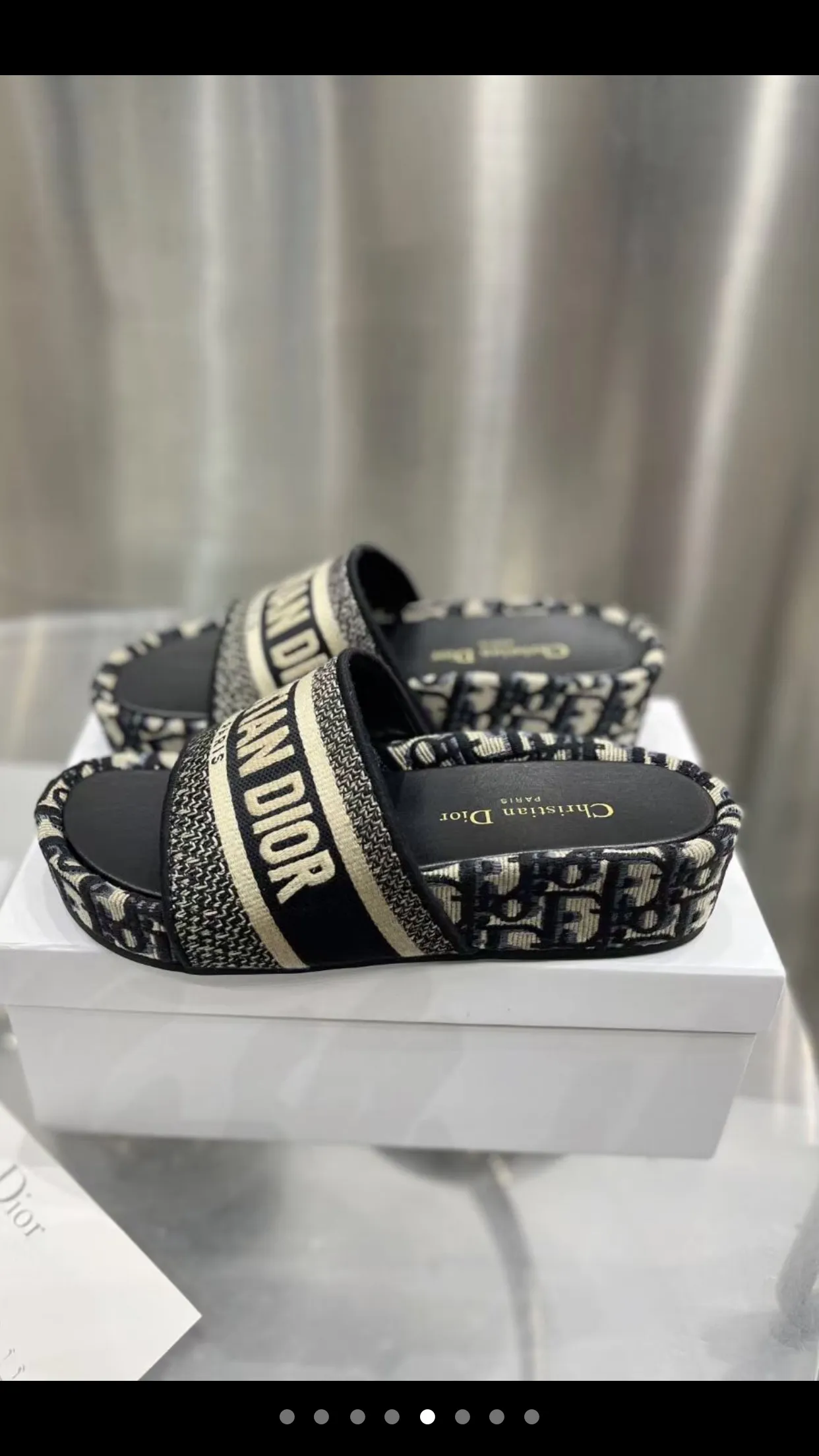 👟👟Ex-factory price 400👟👟 Women's shoes, women's clothing, classic hot-selling models continue to... 🎈Best-selling pair of Dior DIOR wedge-heeled waterproof platform slippers DIORBLIQUE pattern jacquard embroidered prince, 🪡designed with classic logo embroidery craft elements. D’s most popular series in the past two years is really great! Super wow! 😘 Retro literary and fresh style, one of the must-have items in spring and summer 👏 💙Buy genuine products and reproduce them, synchronized with ten colors at the counter 💛High version of three-dimensional jacquard embroidered upper, cowhide lining 💚Original molded custom outsole, non-slip and wear-resistant Heel height: 5Cm, long legs to wear Comes with a full set of exquisite packaging Code number: 34-43 (34, 41, 42, 43 are custom-made and cannot be returned or exchanged)